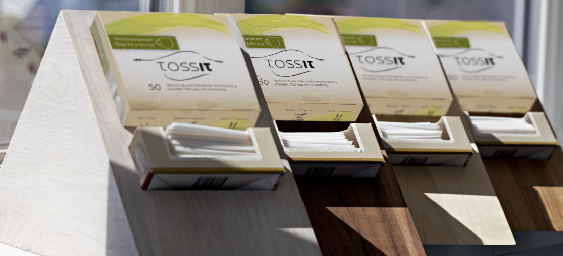Tossit Verpackungen in Aufsteller aufgebahrt seitliche Ansicht