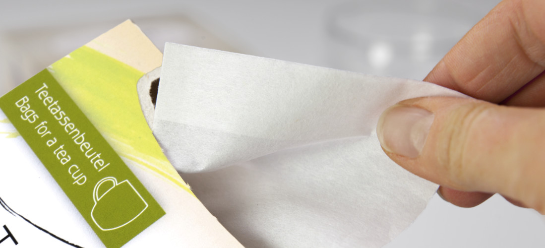 Ein Beutel wird aus der geöffneten Tossit-Verpackung gezogen